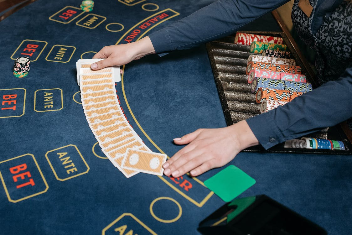 How to Effectively Manage Your Bankroll While Playing at Simple Casino Online